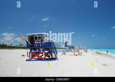 Art Deco Rettungsschwimmer Station am langen weißen Sandstrand von South Beach, Miami, Florida, USA Stockfoto