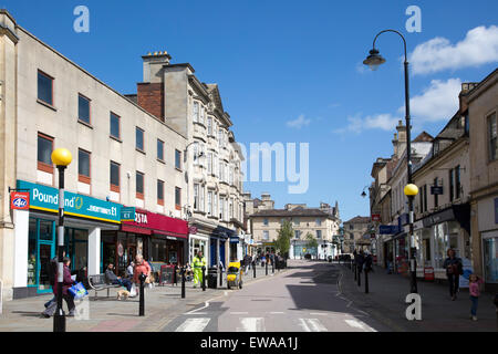 Wichtigsten Einkaufsstraßen High Street im Stadtzentrum von Chippenham, Wiltshire, England, UK Stockfoto