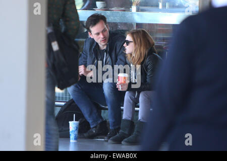 Josefine Preuss und ein nicht identifizierter Mann, Check-in am Flughafen Tegel Featuring: Josefine Preuss wo: Berlin, Deutschland bei: 20. April 2015 Stockfoto