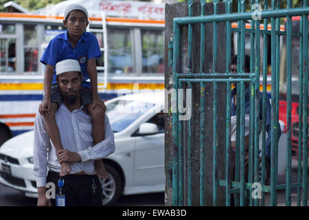 Dhaka, Bangladesch. 20. Juni 2015. DHAKA, Bangladesch-20. Juni: ein Vater tragen sein Gehirn Krebs betroffenen Sohn auf seine Schulter in der Straße und bekommen Hilfe von Leuten für die Behandlung seines Sohnes im 20. Juni 2015. © Zakir Hossain Chowdhury/ZUMA Draht/Alamy Live-Nachrichten Stockfoto