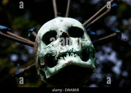 Totenkopf-Skulptur - Skulpturen im Skulpturengarten, Schloss Gottorf, Schleswig. Stockfoto