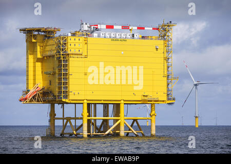 Die DolWin Alpha HVAC HVDC Konverter Plattform, direkt neben der Borkum Riffgrund Offshore-Windpark in der deutschen Bucht. Stockfoto