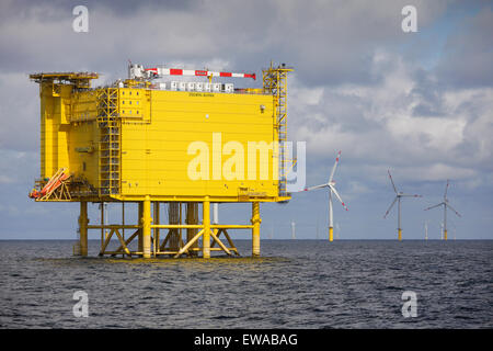 Die DolWin Alpha HVAC HVDC Konverter Plattform, direkt neben der Borkum Riffgrund Offshore-Windpark in der deutschen Bucht. Stockfoto