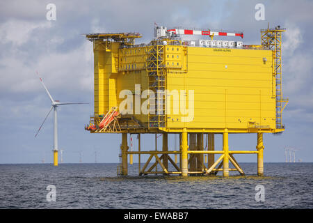 Die DolWin Alpha HVAC HVDC Konverter Plattform, direkt neben der Borkum Riffgrund Offshore-Windpark in der deutschen Bucht. Stockfoto