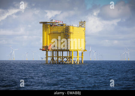 Die DolWin Alpha HVAC HVDC Konverter Plattform, direkt neben der Borkum Riffgrund Offshore-Windpark in der deutschen Bucht. Stockfoto