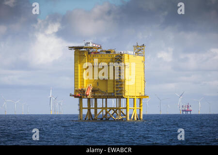 Die DolWin Alpha HVAC HVDC Konverter Plattform, direkt neben der Borkum Riffgrund Offshore-Windpark in der deutschen Bucht. Stockfoto