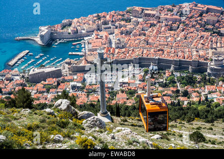 alte Stadt & Port aus Srdj Hügel Seilbahn Station, Dubrovnik, Kroatien Stockfoto