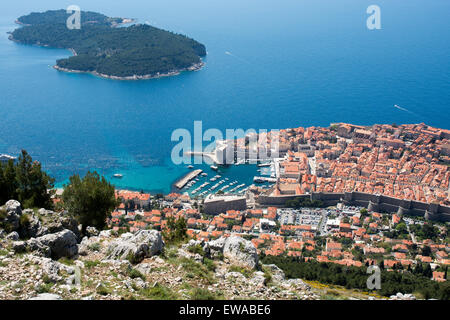 alte Stadt & Hafen und Lokrum Insel aus Srdj Hügel Seilbahn Station, Dubrovnik, Kroatien Stockfoto