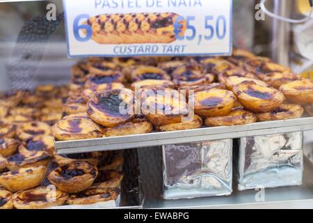 Pudding Kuchen in einem Schaufenster in Lissabon Stockfoto