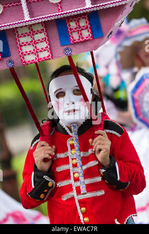 Preston, Lancashire, UK 21. Juni 2015.  Karibischer Karneval.  Preston feiert 41. karibischen Karneval eine Feier der karibische Kultur, Kunst, Essen, Unterhaltung und Leistung.  Der Karneval wird von einem Team von Freiwilligen, organisiert, die unermüdlich daran arbeiten das ganze Jahr Planung, Organisation, und die Laufveranstaltung, dem größten und längsten Kulturfest in Preston außerhalb der Gilde Preston ausgeführt. Bildnachweis: Mar Photographics/Alamy Live-Nachrichten Stockfoto