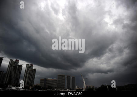 Sanya. 21. Juni 2015. Foto aufgenommen am 21. Juni 2015 zeigt dunkle Wolken über der Stadt Sanya, Hainan Provinz Süd-China. Sanya Niederschlag am Sonntag Zeuge, wie ein tropischer Sturm in Taifun Kujira in das Südchinesische Meer gestärkt hat. Kujira dürfte Pinsel vorbei an der Insel Hainan Provinz und Land zwischen südlichen Guangdong und Guangxi am Montagabend, Regenfälle und starke Winde bringen. Bildnachweis: Sha Xiaofeng/Xinhua/Alamy Live-Nachrichten Stockfoto