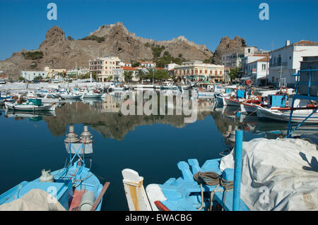 Lemnos Insel Kai mit Holzbooten, klassizistischen Bauten und Myrinas Stadtschlosses spiegelt sich auf dem Meer im Hintergrund. Griechenland Stockfoto