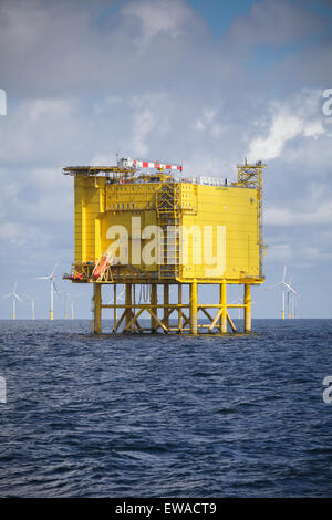 Die DolWin Alpha HVAC HVDC Konverter Plattform, direkt neben der Borkum Riffgrund Offshore-Windpark in der deutschen Bucht. Stockfoto