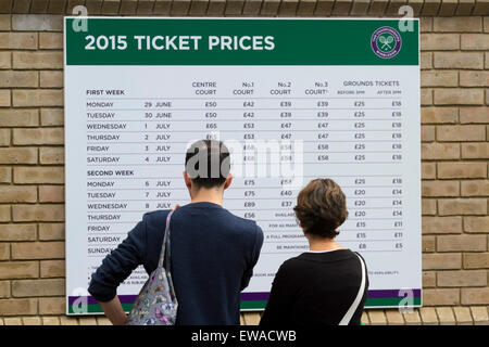Wumbledon London, UK. 21. Juni 2015. Leute schauen auf eine Tafel zeigt die verschiedenen Ticketpreise für 2015 Wimbledon Tennis Championships Credit: Amer Ghazzal/Alamy Live-Nachrichten