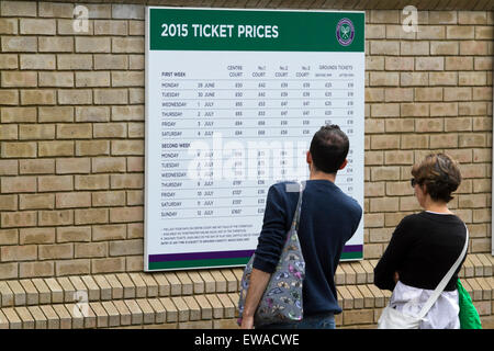 Wumbledon London, UK. 21. Juni 2015. Leute schauen auf eine Tafel zeigt die verschiedenen Ticketpreise für 2015 Wimbledon Tennis Championships Credit: Amer Ghazzal/Alamy Live-Nachrichten Stockfoto