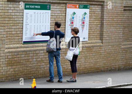 Wumbledon London, UK. 21. Juni 2015. Leute schauen auf eine Tafel zeigt die verschiedenen Ticketpreise für 2015 Wimbledon Tennis Championships Credit: Amer Ghazzal/Alamy Live-Nachrichten Stockfoto