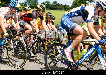 Das Hauptfeld in der Aviva Womens Tour of Britain durchfährt Piddington Bucks 11,34 21. Juni 2015. Die Aviva Frauen Tour ist Großbritanniens einzige internationale Radsport-Etappenrennen. Bildnachweis: Michael Winter/Alamy Live-Nachrichten Stockfoto