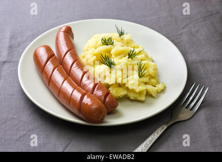 Würstchen und Kartoffelbrei auf einem Teller Stockfoto