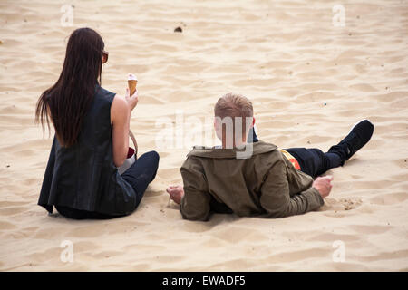 Paar sitzt am Strand von Bournemouth, die Frau genießt ein Eis, Strand von Bournemouth, Dorset, UK in June Credit: Carolyn Jenkins/Alamy Live News Stockfoto