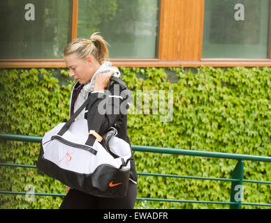 Wimbledon London, UK. 21. 2015. Maria Sharapova kommt in die AELTC zu üben und Vorbereiten der 2015 Wimbledon Tennis Championships Kredit: Amer Ghazzal/Alamy Live-Nachrichten Stockfoto