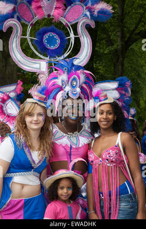 Preston, Lancashire, UK Juni 2015 21. Tanzgruppe Spektrum an der jährlichen karibischen Karneval. Preston feiert 41 karibischen Karneval ein Fest der karibischen Kultur, Kunst, Essen, Unterhaltung und Leistung. Der Karneval ist von einem Team von Freiwilligen, die unermüdlich während des ganzen Jahres Planung Arbeit organisiert, Organisation und Durchführung der Veranstaltung ist die größte und am längsten laufende kulturelle Feier in Preston außerhalb des Preston Guild. Stockfoto