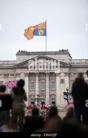 Kundenansturm als Königin Elizabeth II und andere Mitglieder der königlichen Familie kommen auf dem Balkon des Buckingham Palace. Stockfoto