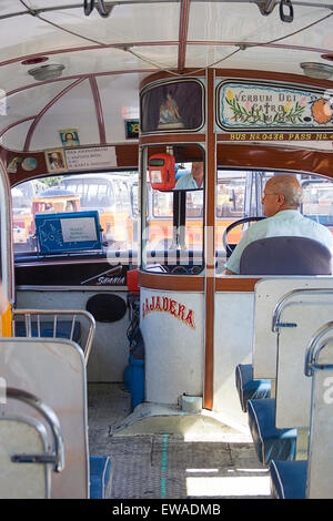 Innenansicht des maltesischen bunte gelb und orange Bus waren jetzt eingestellt, die eine ikonische Anblick auf Malta Straßen seit Jahrzehnten Stockfoto