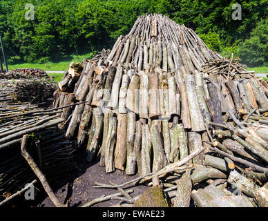 Zerhackt Holz in einem großen, geformte Pyramide Haufen von traditionellen Kohle-Brenner in Rumänien verwendet. Stockfoto
