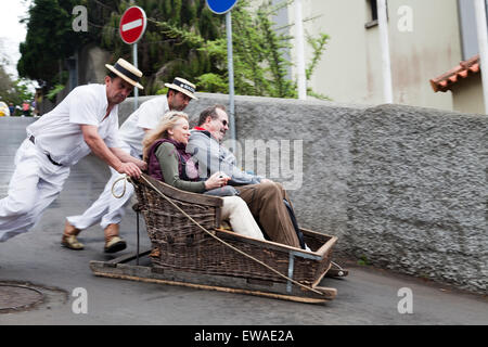 FUNCHAL, MADEIRA - 20 Mai: Traditionelle Abfahrt Schlitten Reise am 20. Mai 2015 in Madeira, Portugal.Local Attraktion Stockfoto