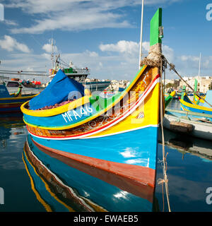 Eine bunte Luzzu vertäut im Hafen von Marsaxlokk in Marsaxlokk, Malta. Ein Luzzu ist einem traditionellen maltesischen Fischerboot. Stockfoto