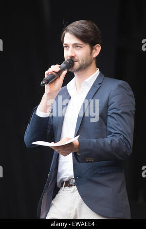 London, UK. 21. Juni 2015. Moderator Oliver Tompsett bei West End Live 2015 auf dem Trafalgar Square. Bildnachweis: Nick Savage/Alamy Live-Nachrichten Stockfoto