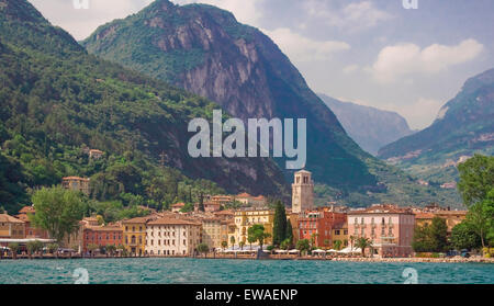 Die Stadt von Riva del Garda auf der italienischen Seen, bunten und malerischen, umrahmt von den Bergen und am See sitzen Stockfoto