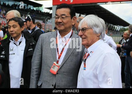 Spielberg, Österreich. 21. Juni 2015. Renntag um den Grand Prix von Österreich. 2015 Formel 1 Grand Prix Austria Race Tag Juni 21. Bernie Ecclestone spricht mit Honda Präsident Takahiro Hachigo in der Startaufstellung Credit: Action Plus Sport/Alamy Live News Stockfoto