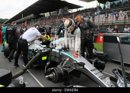 Spielberg, Österreich. 21. Juni 2015. Renntag um den Grand Prix von Österreich. 2015 Formel 1 Grand Prix Austria Race Day Juni 21. Mercedes AMG Petronas Fahrer Lewis Hamilton für den Grand Prix bereitet. Bildnachweis: Aktion Plus Sport/Alamy Live-Nachrichten Stockfoto