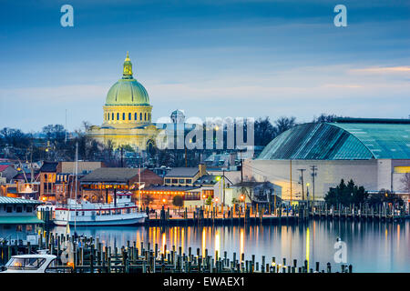 Annapolis, Maryland, USA Stadt Skyline an der Chesapeake Bay mit der United States Naval Academy Kapelle Kuppel. Stockfoto