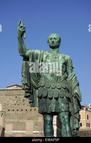 Statue von Roman Emperor Nerva auf der via dei Fori Imperiali Rom Italien Stockfoto