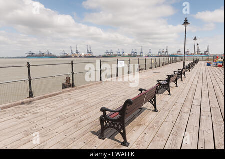 Alte Ha'penny Pier Halfpenny Harwich mit Felixstowe Hafen im Hintergrund Stockfoto