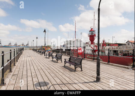 Alte Ha'penny Pier Halfpenny Harwich mit Felixstowe Hafen im Hintergrund Stockfoto