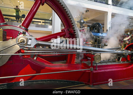 Eine funktionierende Dampfmaschine im Science Museum. Mehr als ein Jahrhundert alt, diente es in Textilfabrik mit Strom versorgen. Stockfoto