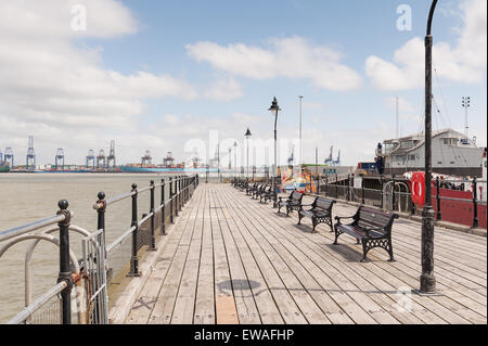 Alte Ha'penny Pier Halfpenny Harwich mit Felixstowe Hafen im Hintergrund Stockfoto