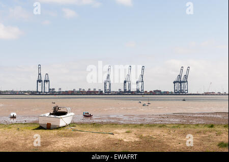 Essex-Strand in Harwich mit Blick auf CurtissBoote Containerhafen Suffolk Stockfoto