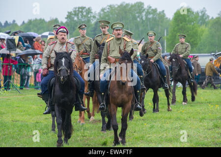 Russland, TSCHERNOGOLOWKA - 17.Mai: Unbekannte Männern in militärischen uniform auf Geschichte Reenactment der Schlacht von Bürgerkrieg 1914-1919 am 17. Mai 2014, Russland Stockfoto