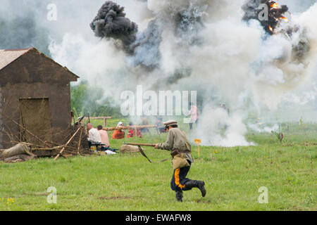 Russland, TSCHERNOGOLOWKA - 17.Mai: Unbekannter Soldat laufen durch das Dorf auf Geschichte Reenactment der Schlacht von Bürgerkrieg 1914-1919 am 17. Mai 2014, Russland Stockfoto