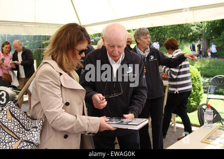 Hever Castle, Kent, UK. 21. Juni 2015. Ehemalige Doppel-Weltmeister John Surtees feiert Vatertag im Hever Castle in Kent 21.06.2015 Credit: Theodore Liasi/Alamy Live-Nachrichten Stockfoto