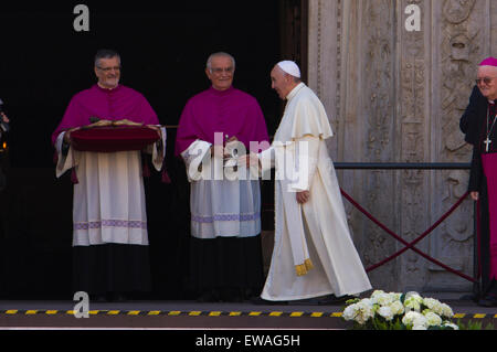 Turin, Italien, 21. Juni 2015. Papst Francis tritt Turin Kathedrale um das Grabtuch zu verehren. Stockfoto