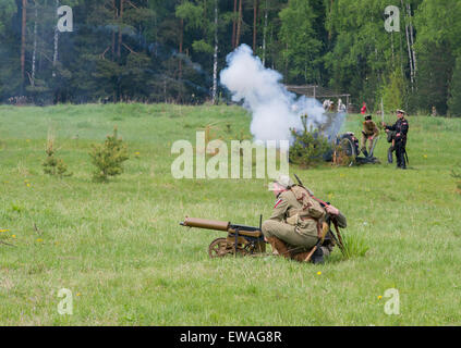 Russland, TSCHERNOGOLOWKA - 17.Mai: Unbekannte Soldaten schießen von Maxim-Maschinengewehr auf Geschichte Reenactment der Schlacht von Bürgerkrieg 1914-1919 am 17. Mai 2014, Russland Stockfoto