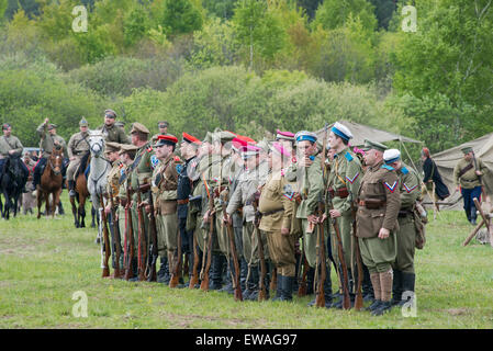 Russland, TSCHERNOGOLOWKA - 17.Mai: Unbekannte Soldaten hintereinander auf History Reenactment der Schlacht des Bürgerkrieges in 1914-1919 am 17. Mai 2014, Russland Stockfoto