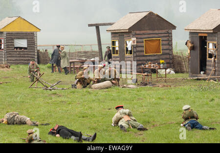 Russland, TSCHERNOGOLOWKA - 17.Mai: Unidentified zivile liegen tot in der Nähe des Dorfes Häuser auf Geschichte Reenactment der Schlacht von Bürgerkrieg 1914-1919 am 17. Mai 2014, Russland Stockfoto