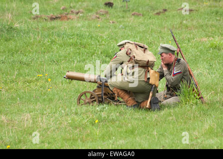 Russland, TSCHERNOGOLOWKA - 17.Mai: Unbekannte Soldaten schießen auf Geschichte Reenactment der Schlacht von Bürgerkrieg 1914-1919 am 17. Mai 2014, Russland Stockfoto