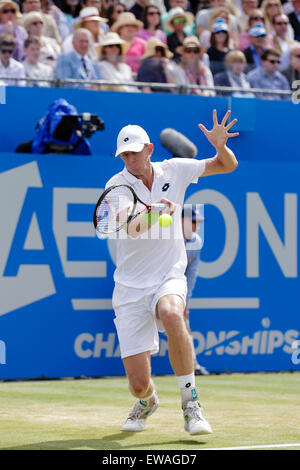 London, UK. 21. Juni 2015. Queens Aegon Championship Tennis. Finale zwischen Andy Murray (GBR) und Kevin Anderson (RSA). Kevin Anderson in Aktion Credit: Action Plus Sport/Alamy Live News